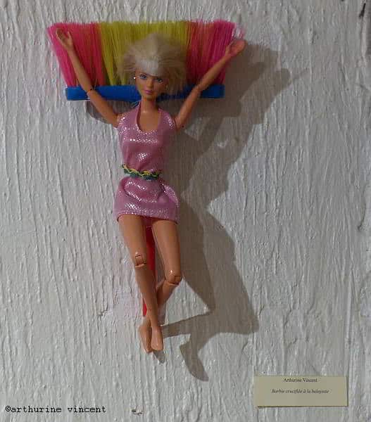 Barbie crucifiée à la balayette