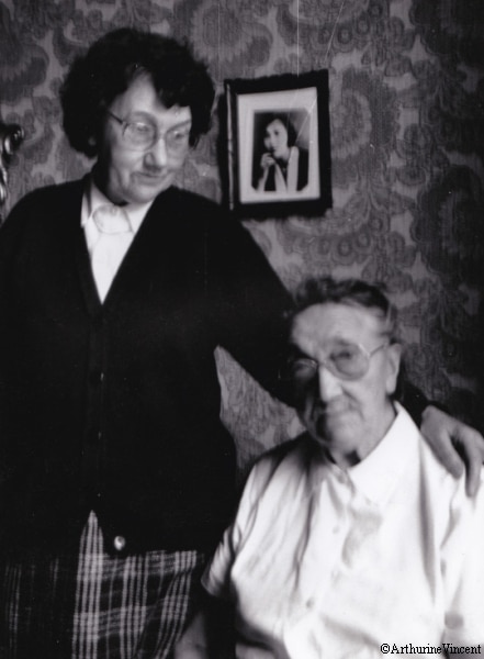 Aïeules-ma grand-mère et mon-arrière-grand-mère… au centre une photo de l’une d’entre elles jeune mais on ne sait même plus si c’est l’une ou l’autre…